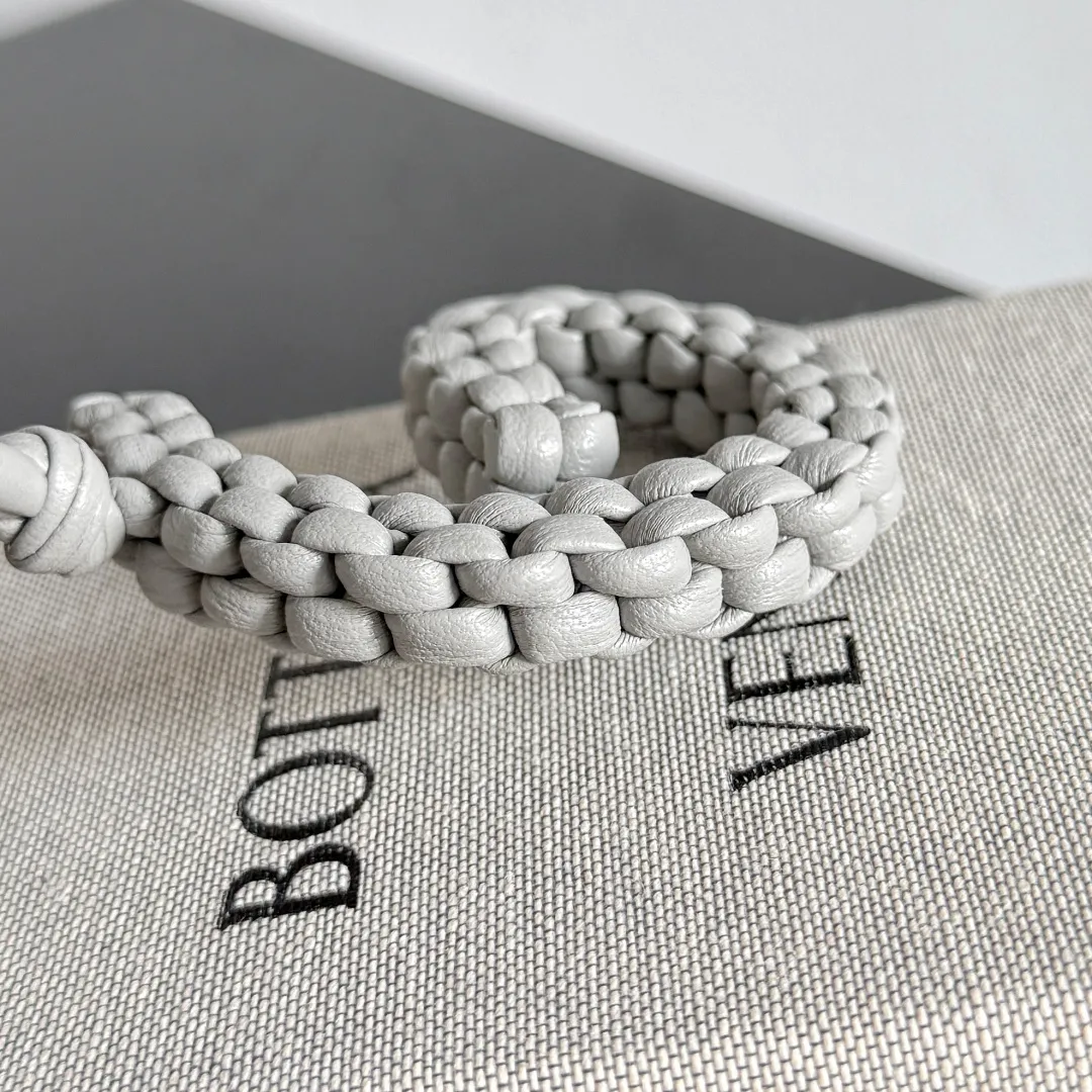 Batch 420 Let’s see what new cute little thing BV has released~ It’s this letter pendant, which is different from the puppy pendant. The weaving of this letter is more three-dimensional, and the material is very solid, and it is not easy to deform even if it is folded. Style number: G